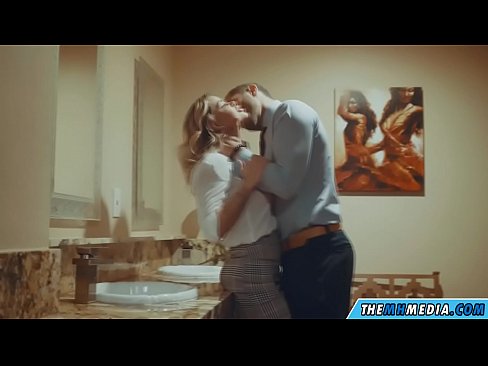 ❤️ Meta blonda busty seduces f'kamra tal-banju pubbliku ❤️ Vidjo porn lilna ☑